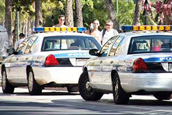 ポリス・パトカーに停車を命じられたら即停車し運転席で待機