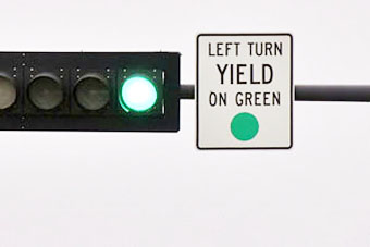 ハワイの道路標識 LEFT TURN YIELD ON GREEN