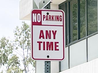 ハワイの道路標識 NO PEARKING ANYTIME